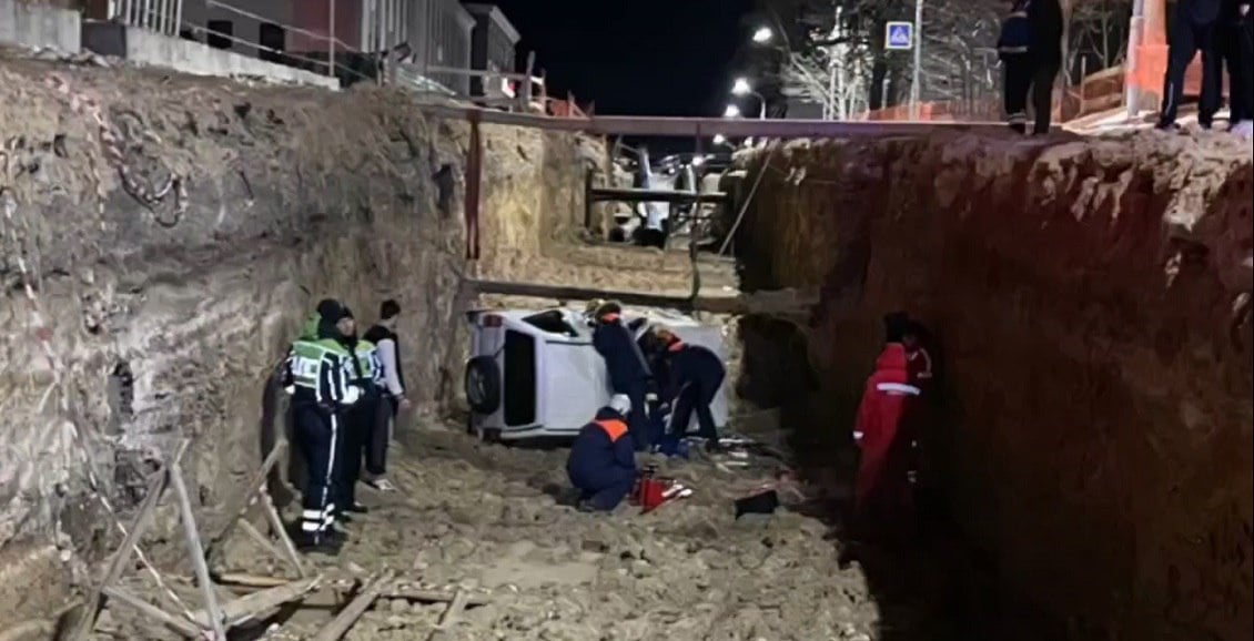 В столице Камчатки машина с нетрезвой женщиной за рулём свалилась в яму  видео  Сегодня ночью в Петропавловске-Камчатском автомобиль упал в траншею на улице Ленинская. В машине зажало женщину. Вытаскивать её пришлось спасателям. Нажмите для подробностей -