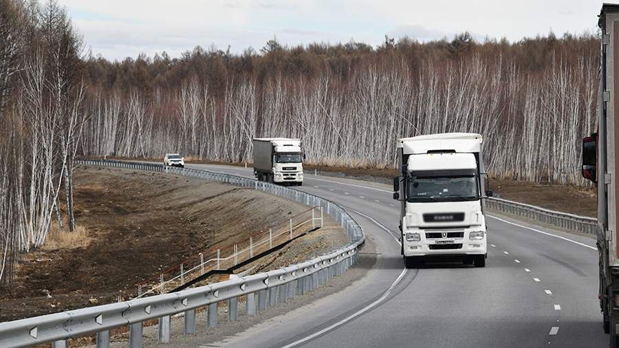 Почти 7 тыс транспортных компаний России оказались в стадии ликвидации или банкротства Транспортные компании покидают рынок из за роста себестоимости и резкого снижения рентабельности доставки рассказали Известиям в профильных ассоциациях и участники рынка С конца октября в России образовался дефицит перевозчиков сообщил Вадим Филатов совладелец и заместитель директора ПЭК президент ассоциации АвтоГрузЭкс По данным Rusprofile в стране зарегистрировано 458 253 юридических лиц в категории деятельность грузового автомобильного транспорта и услуги по перевозкам ОК ВЭД 49 4 из которых 6579 компаний в процессе ликвидации или банкротства 94 в реорганизации В частности компании столкнулись с ростом себестоимости перевозок которая за первое полугодие 2025 увеличилась на 15 из за подорожания горючего обслуживания техники и зарплат водителей отмечают эксперты Если ситуация не улучшится то еще 7 компаний могут покинуть рынок в 2026 году PROtransport