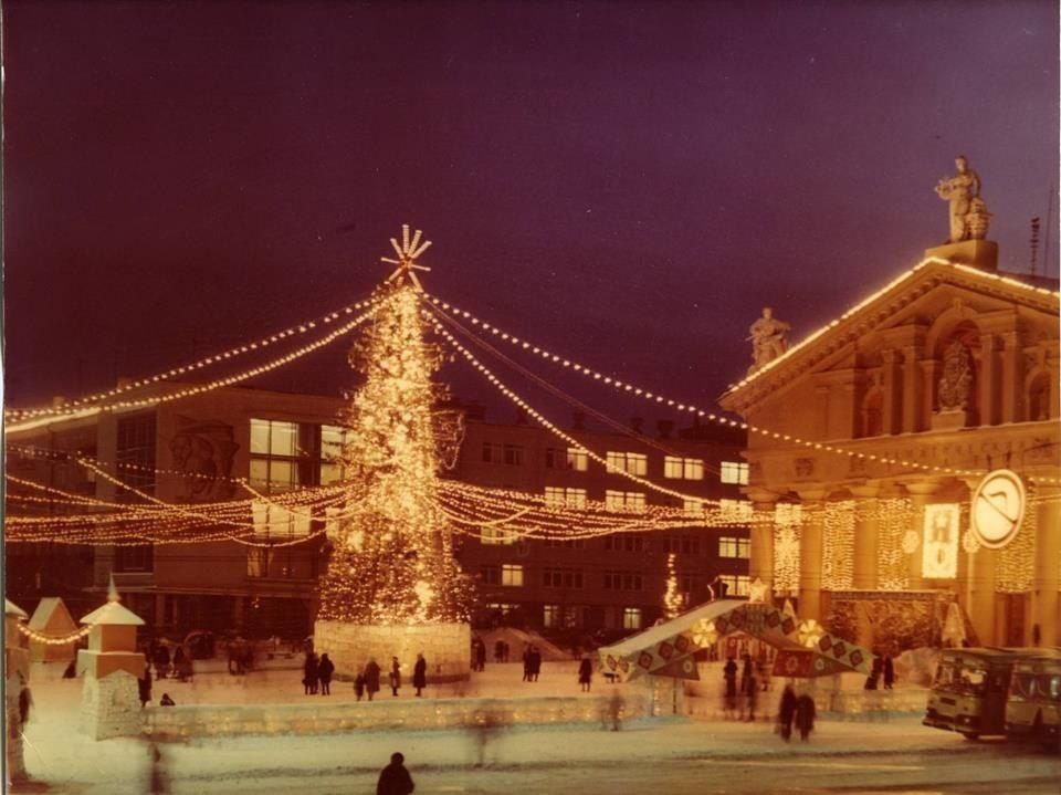 Ледовый городок на Театральной площади откроют сегодня В городке будут красивая новогодняя подсветка и ледяные фигуры Среди них персонажи из сказки и сам Изумрудный город А на главной елке города сегодня зажгут огни Для жителей города организовали праздничную шоу программу посмотреть её смогут все вход бесплатный Если коньки свои то и на городские катки тоже Но наслаждаться городком увы можно будет всего месяц Подписаться   Дать буст