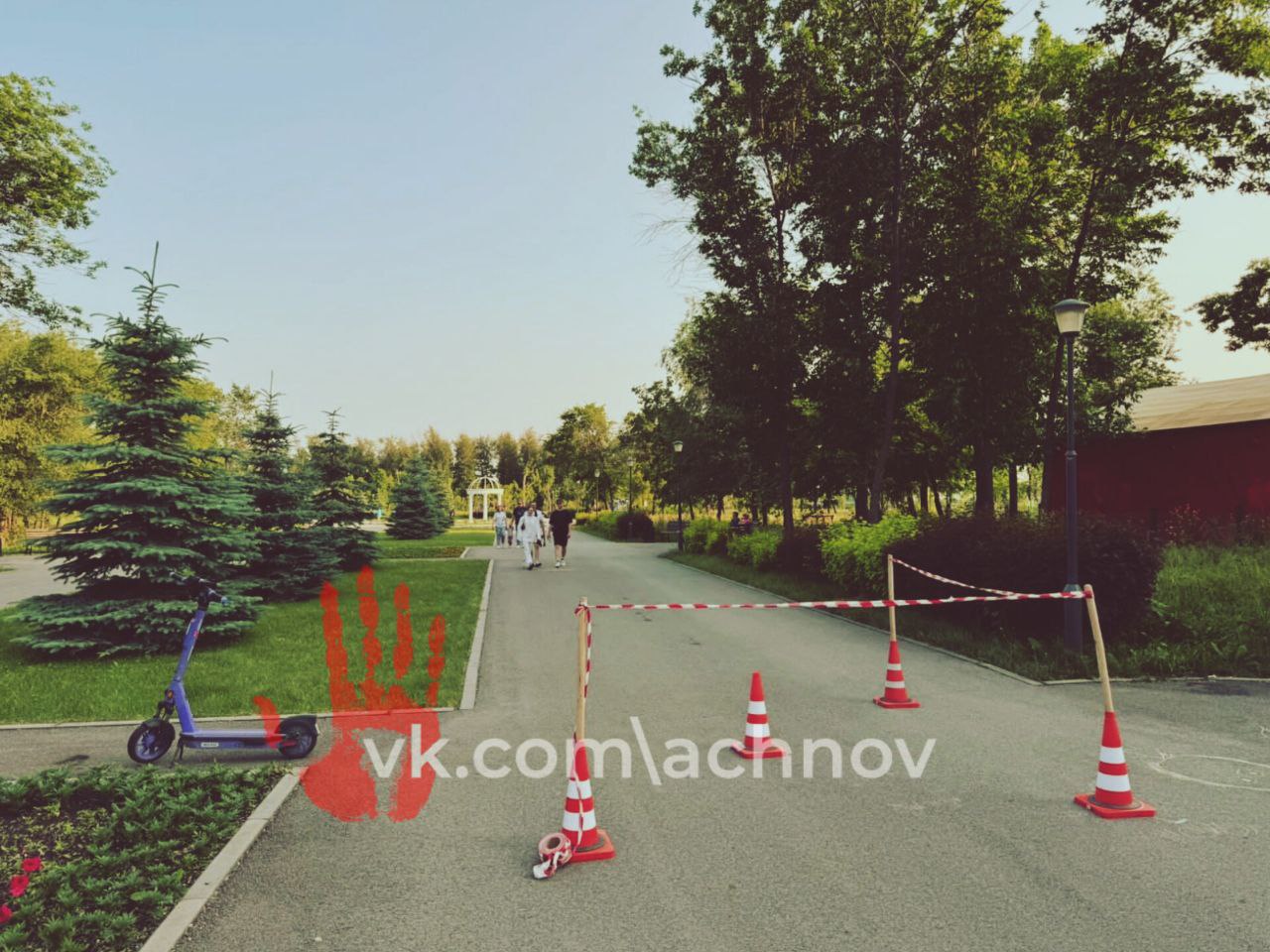 Самокатчик сбил ребенка в Магнитогорске. Нарушитель скрылся, пострадавшая в больнице! Все случилось на территории парка у Вечного огня. В Госавтоинспекции города говорят, что человек на электросамокате ехал по парку. Там вместе с мамой гуляла потерпевшая. Девочка присела на корточки, чтобы нарисовать картинку мелом на асфальте. В этот момент попала под колеса СИМ. Полиция ищет нарушителя. Он скрылся с места происшествия. Было оно, кстати, 7 июня в 17:40. Возбуждено два дела по статьям: "Нарушение Правил дорожного движения или правил эксплуатации транспортного средства, повлекшее причинение легкого или средней тяжести вреда здоровью потерпевшего" и "Невыполнение обязанностей в связи с дорожно-транспортным происшествием".