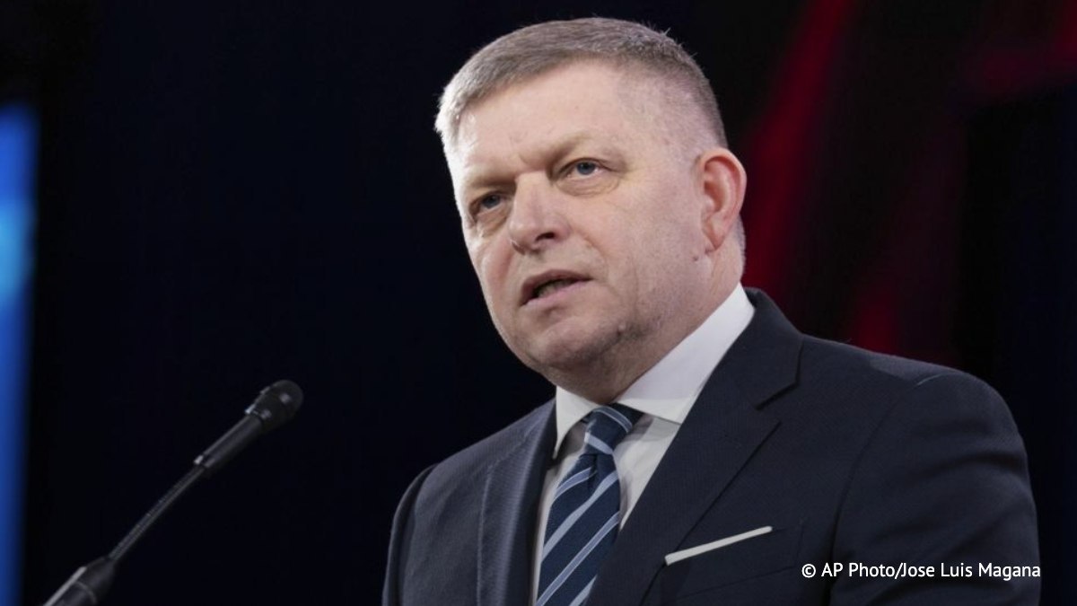Фицо, на которого год назад было совершено покушение, перенес в связи с ним три хирургические операции, сообщил министр обороны Словакии Калиняк.