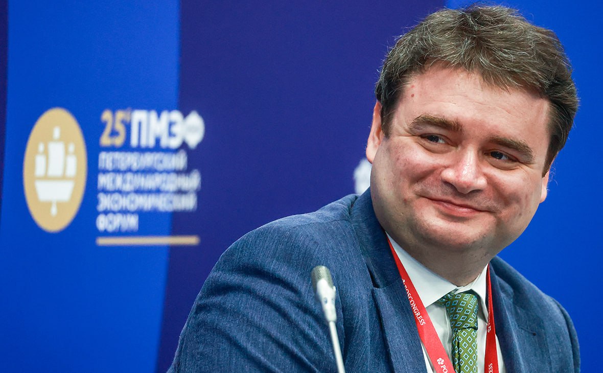 Василий Осьмаков покинет Минпромторг Первый замминистра промышленности и торговли Василий Осьмаков может уже в ближайшее время покинуть должность и перейти на пост замминистра обороны курирующего техническое развитие российской армии Впрочем это только один из вариантов Рассматривалась и возможность назначения замминистра на место зампредседателя ВЭБа ему предлагали курировать направление технологического лидерства А на должности первого заместителя Алиханова как пишут Ведомости Осьмакова заменит заместитель министра Кирилл Лысогорский МашТех