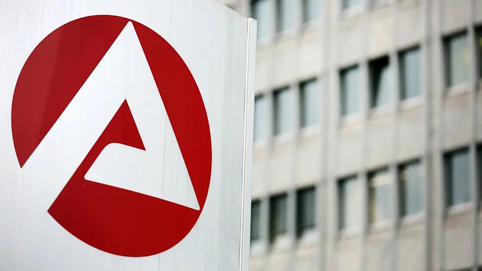 Каждый второй получатель государственного пособия в Германии снова теряет работу спустя три месяца В Германии резко упала эффективность трудоустройства получателей государственного пособия Bürgergeld большинство из них уже через несколько недель после начала работы снова обращаются за госпомощью В 2024 году центры занятости помогли трудоустроиться около 837 тысячам человек но лишь 401 тысяча из них смогли удержаться на работе дольше трех месяцев Остальные более 52 процентов вновь оказались в системе социальной поддержки По сравнению с 2021 годом доля успешных трудоустройств снизилась с 51 6 до 47 9 процента Особенно тревожна ситуация среди молодежи и пожилых работников среди граждан младше 25 лет стабильное трудоустройство получили лишь 46 3 процента среди людей старше 55 лет 46 4 процента Еще хуже дела у семей с детьми и матерей одиночек из этой группы выйти из системы пособий смогли только треть Представитель Альтернативы для Германии по социальным вопросам Рене Шпрингер назвал эту статистику позором для системы занятости Каждый второй получатель Bürgergeld возвращается в систему соцпомощи спустя короткое время после выхода на работу Это показывает насколько провалена нынешняя политика занятости отметил он BILD Russian