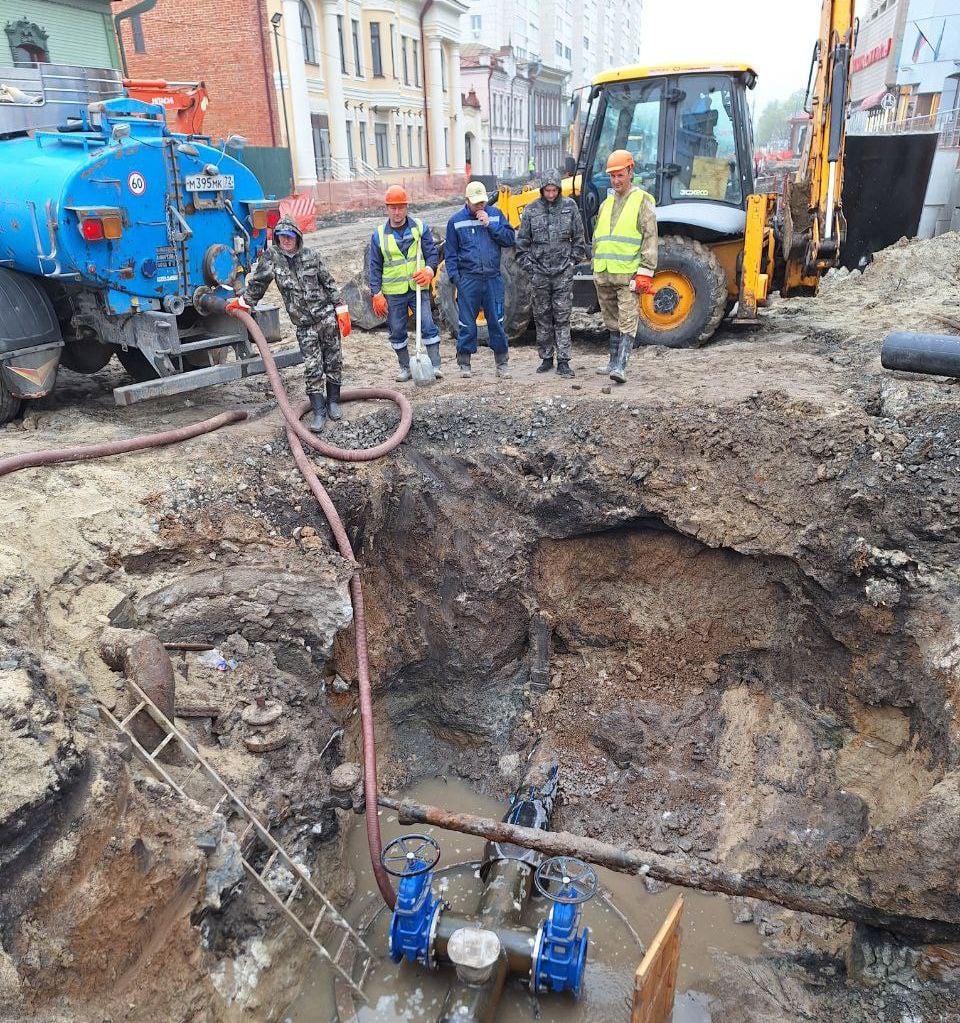 На месте старых чугунных водопроводных труб в центре Тюмени проложили современные полимерные Новый водопровод в границах улиц Кирова и Первомайской введен в эксплуатацию. Реконструкция сетей проводится в рамках благоустройства улицы Ленина. Новые коммуникации защитят ресурс от вторичного загрязнения, следовательно, повысят качество и надежность транспортировки воды. Подписаться Отправить новость #ФКГС #тк