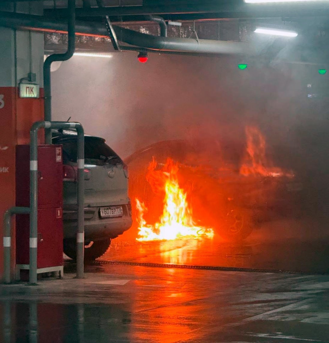 На парковке KazanMall загорелось авто, а посетителей торгового центра эвакуируют из здания. Об этом сообщают очевидцы в соцсетях.    Подписаться на «Вечерку»