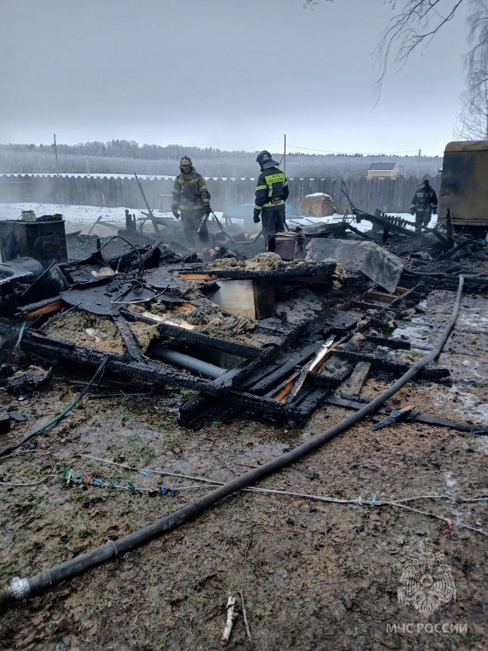 Человек погиб на пожаре в Городецком районе.  Сегодня днем пожарные МЧС России ликвидировали горение бытовки на территории коттеджного поселка «Чайка» в деревне Бушнево.    Площадь пожара составила 48 квадратных метров.    При разборе сгоревших конструкций было обнаружено тело 40-летнего мужчины, который проживал в строении.  Предварительно погибший только сегодня приехал с вахты и проживал в данном месте на время строительства дома.  Что стало причиной трагедии, сейчас выясняют дознаватели МЧС России, устанавливаются все обстоятельства произошедшего.  В тушении принимали участие 11 специалистов и 4 единицы техники.