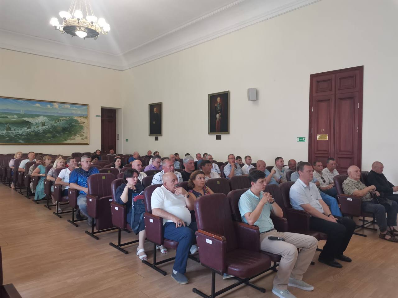 Сегодня прошла встреча главы города Ейска с активом города, на которой присутствовали представители бизнеса, ресурсоснабжающих организаций, стивидорных компаний и курортно-гостиничного комплекса. Цель встречи главой города присутствующим была обозначена сразу — работа по взаимодействию с бизнесом, предпринимательским сообществом и активом города в рамках обсуждения концепции развития города. Прямое общение, вопросы и содействие в решении обозначенных проблем, но главное - обратная связь по вопросам экономического развития города. Участники встречи высказали своё мнение по алгоритму формирования предложений. Принимавшая участие на встрече заместитель главы Ейского района Елена Карпухина сообщила, что подать свои проекты можно в управление экономического развития и инвестиций администрации МО Ейский район, по адресу ул. Свердлова 106, кабинет 26. Индивидуальные предприниматели задавали интересующие их вопросы, большая часть которых носила частный характер. Как отметил Денис Владиславович, такие разговоры в режиме диалога очень важны, они помогают выяснить общие проблемы и найти варианты их решения, а обмен положительной и эффективной практикой в решении вопросов всегда будет иметь только позитивный эффект.