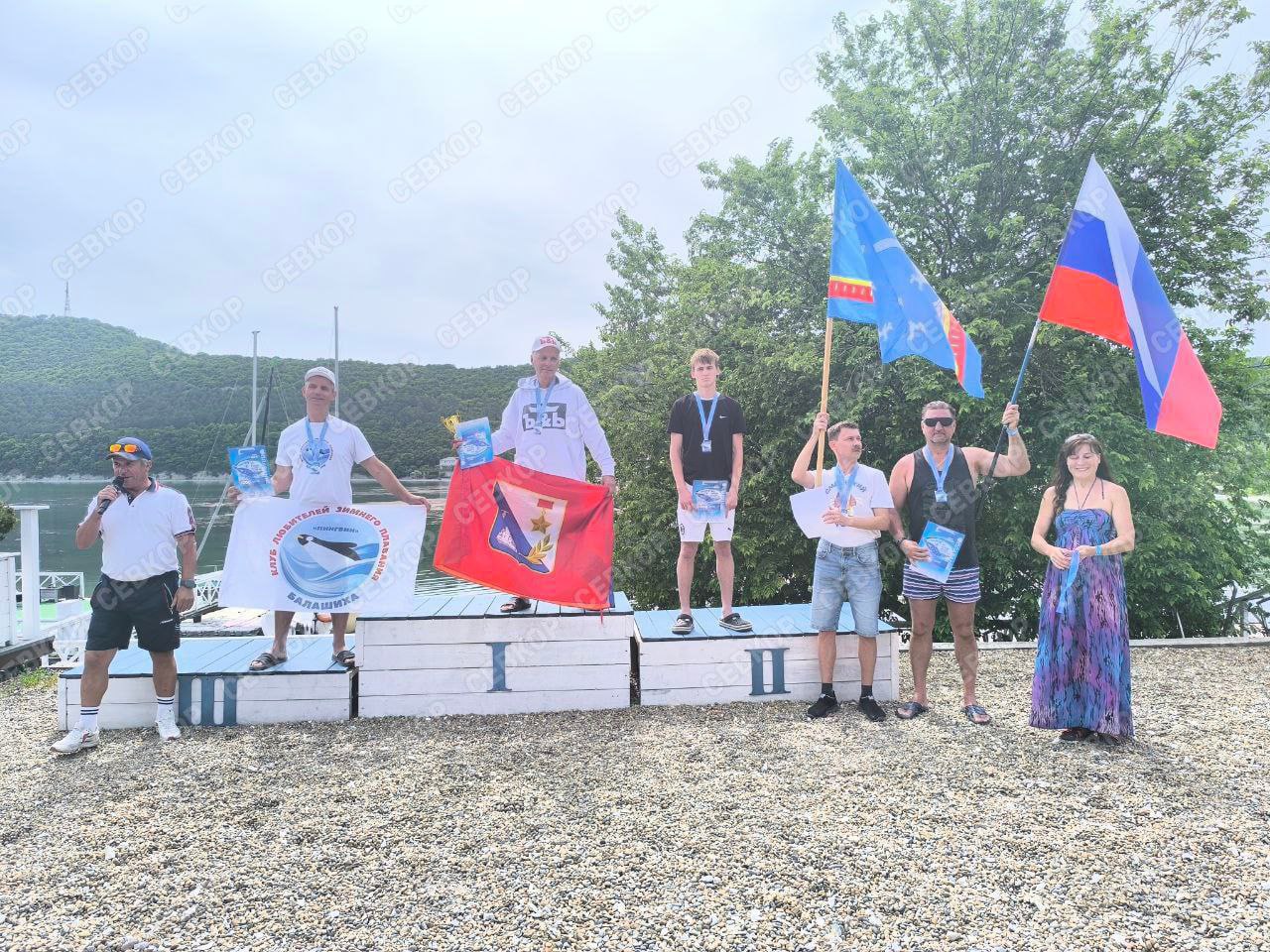Севастополец завоевал «Кубок моржей России» Двенадцатые по счету состязания «Кубок моржей России» прошли в Сукко и на озере Абрау. Участниками турнира стали 52 спортсмена из разных уголков страны, включая Москву, Славянск-на-Кубани, Улан-Удэ, Пензу, Балашиху, Анапу и Севастополь. Город-герой представлял 61-летний ветеран спорта ЦСКА Дмитрий Андреев. Дистанцию в 1000 метров в холодной воде температурой +15°C он преодолел за 20 минут 3 секунды. Спортсмен занял первое место в абсолютном зачете. За достижения Андрееву вручили Золотой Кубок победителя, медаль и диплом. По словам самого спортсмена, средняя скорость плавания составила около 1 минуты 28 секунд на каждые сто метров, а первые 414 метров дистанции были пройдены за 6 минут 5 секунд. Несмотря на спортивную экипировку и точные показания GPS-часов, условия открытого водоема сделали измерение дистанции сложной задачей, поскольку точное расстояние было трудно определить визуально. Второй призер, молодой анапчанин Матвей Власов, финишировал на минуту позже. Фото: Дмитрий Андреев Читайте Севкор