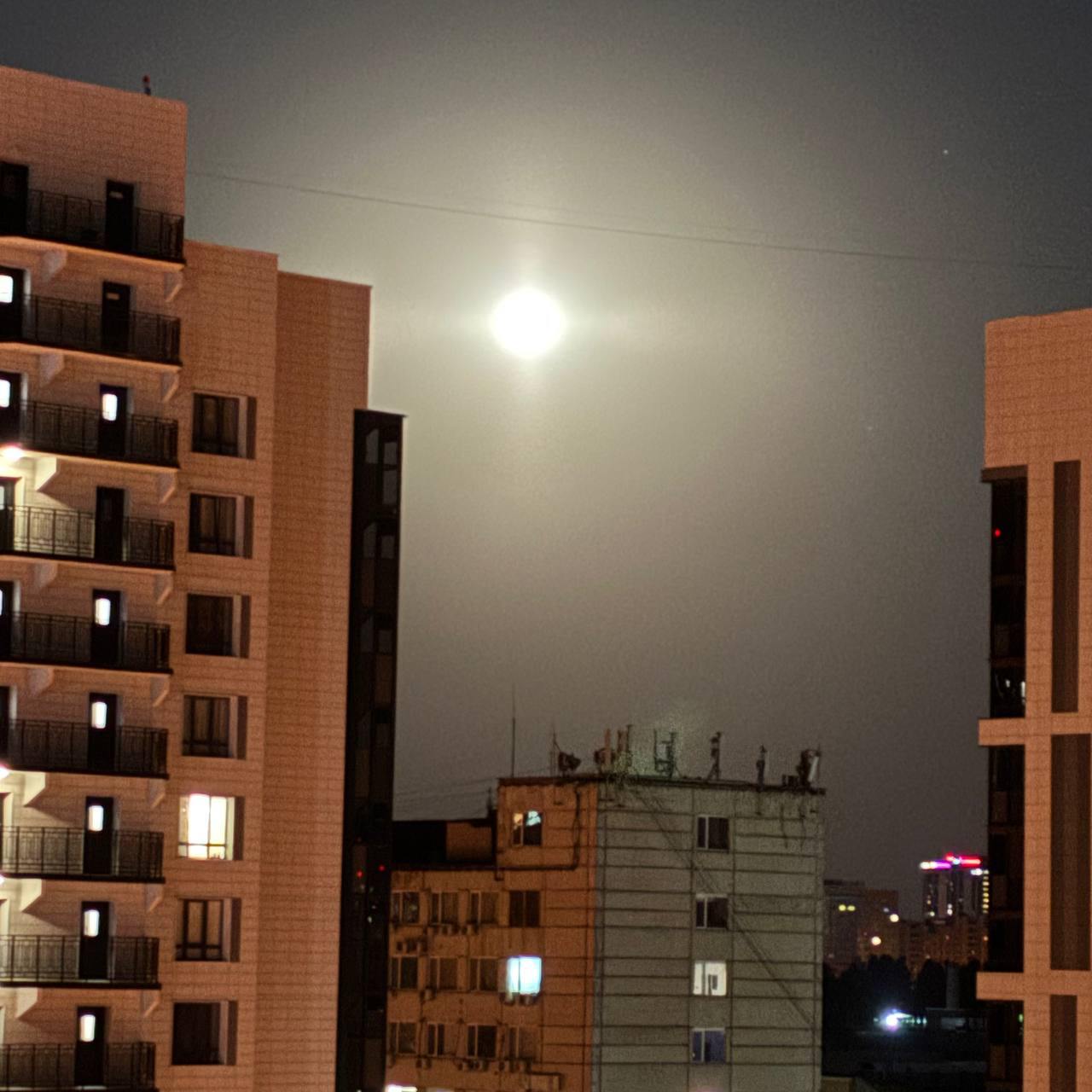 «Оленью луну» наблюдают сегодня в разных регионах России Жители Москвы, Воронежа, Уфы, Крыма и других регионов страны публикуют в соцсетях кадры огромной оранжево-красной луны. Отмечается, что это полнолуние станет одним из самых низко висящих в этом году. Луна повиснет близко к горизонту, из-за чего покажется красной. Традиция называть полнолуния особыми именами появилась на рубеже XIX - XX веков после распространения газетных гороскопов. По американской традиции июльское полнолуние называют «оленьей Луной», так как в это время олени начинают отращивать рога. Фото и видео: соцсети / Все каналы АиФ