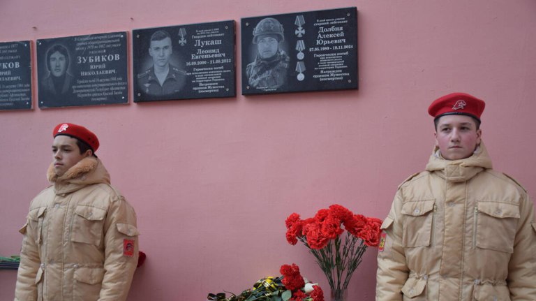 В Климове открыли мемориальную доску погибшему участнику СВО Алексею Долбне   guberniya tv obshhestvo 321623 В Климовской школе 1 19 ноября прошла церемония открытия мемориальной доски в честь её выпускника Алексея Долбни погибшего при выполнении служебного долга в зоне специальной военной операции На митинг памяти пришли представители власти педагоги родные друзья и одноклассники военнослужащего ƃℾ подписаться прислать новость