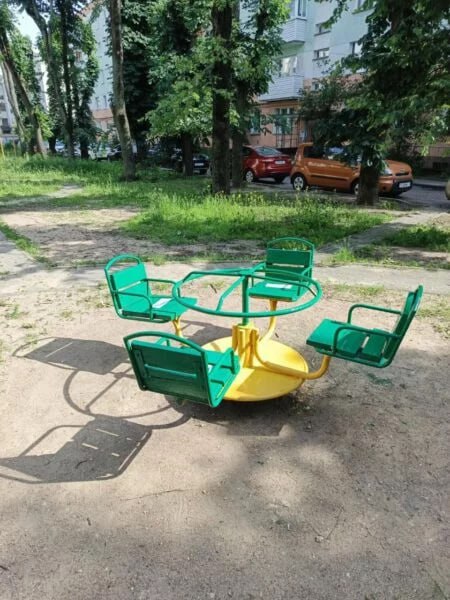 Прокуратура Советского района обнаружила недостатки на детских площадках. Работники ЖЭУ их устранили. Качели в пер. Краснозвездном, 14, нуждались в покраске, что и осуществили представители ЖЭУ. Еще одни качели и песочница демонтированы. Взамен устаревших элементов появятся новые примерно в третьем квартале 2025-го. Что касается карусели во дворах домов на ул. Беломорской, 12–14, ее починили и покрасили. Также на детских площадках специалисты покосили траву и наполнили песочницы. Фото: администрация Советского района «Минск-Новости» MINSKNEWS.BY Telegram Viber FB VK Inst TikTok YouTube