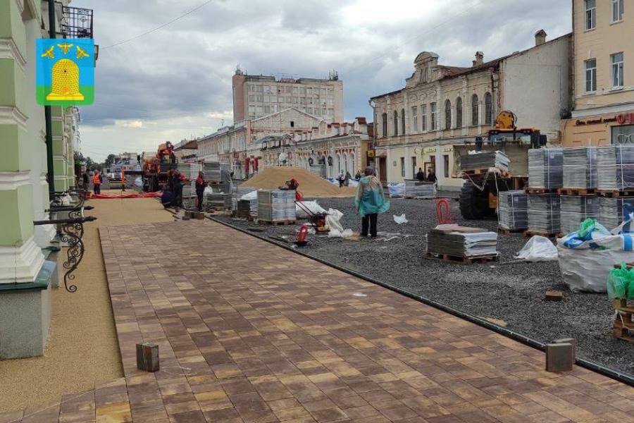 Рабочие приступили к укладке тротуарной плитки на Тамбовском Арбате Благоустройство Тамбовского Арбата ведётся полным ходом. Глава администрации областного центра Максим Косенков в своём Telegram-канале сообщил, что рабочие приступили к укладке тротуарной плитки. Общий объём работ составляет 6,5 тысяч квадратных метров. Пешеходные зоны будут оформлены тротуарной плиткой серого и красно-коричневого цветов, а также гранитной брусчаткой. Рабочие провели подготовку основания, установили лотки водоотведения, смонтировали закладные детали опор освещения, уложили кабель, геотекстиль. Максим Косенков остался доволен ходом работ. «Подрядчик соблюдает установленные сроки, что позволяет рассчитывать на своевременное завершение проекта», - отметил градоначальник. Параллельно ведётся совместная работа городских служб и предпринимателей. Задача специалистов заключается в том, чтобы внешний вид зданий в перспективе соответствовал новому облику улицы. В порядок приведут входные группы, вывески и разрушенные элементы, которые можно быстро восстановить. администрация города Тамбова ИА "Онлайн Тамбов.ру" Прислать новость