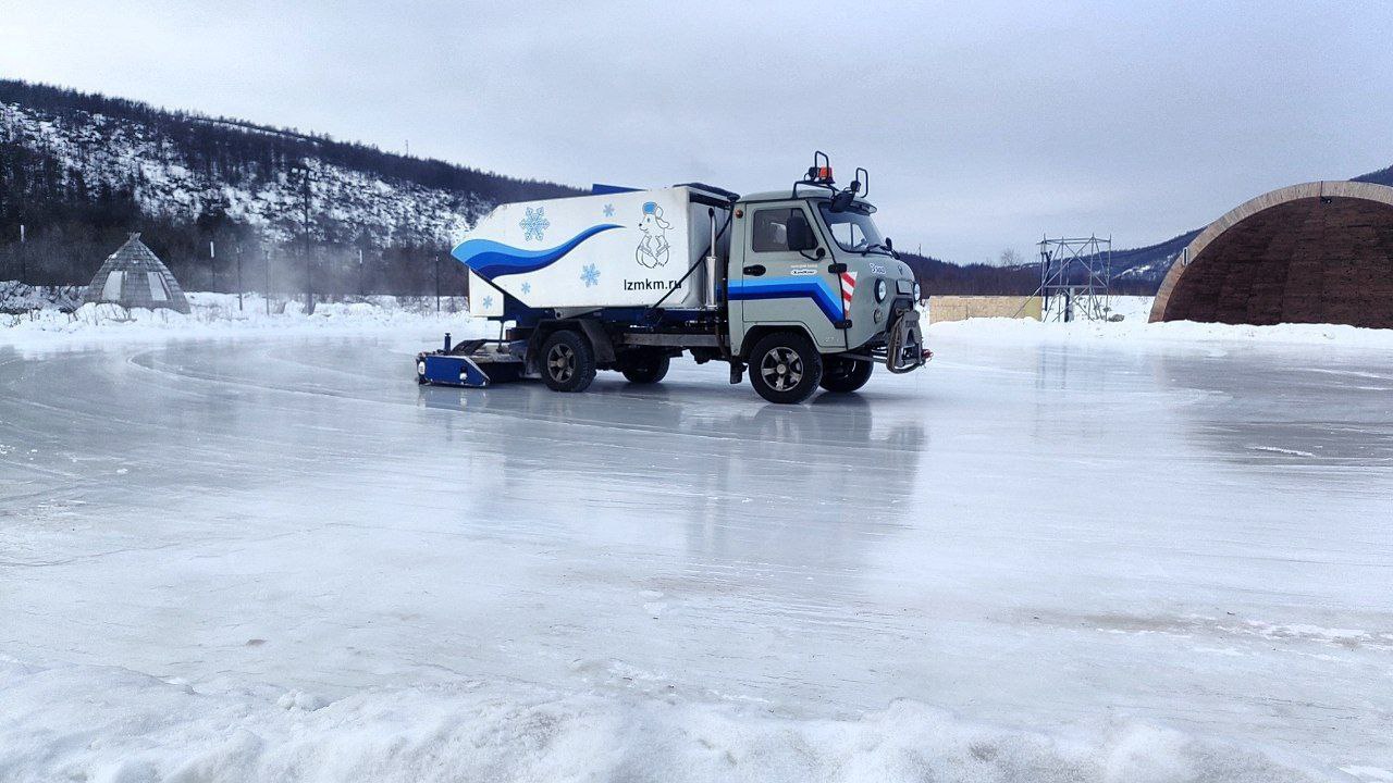 В Магадане стартует сезон катания на коньках Магадан открывает сезон массовых катаний на коньках сообщает мэрия города В этом году для любителей зимнего отдыха подготовлено несколько катков включая уже готовый каток в Промышленном проезде который работает в среду четверг и пятницу с 16 00 до 20 00 а в выходные с 12 00 до 20 00 В ближайшее время начнется подготовка катка в этнопарке Дюкча Также магаданцы могут насладиться катанием на искусственном льду в Ледовом дворце на улице Парковой и в спорткомплексе Президентский