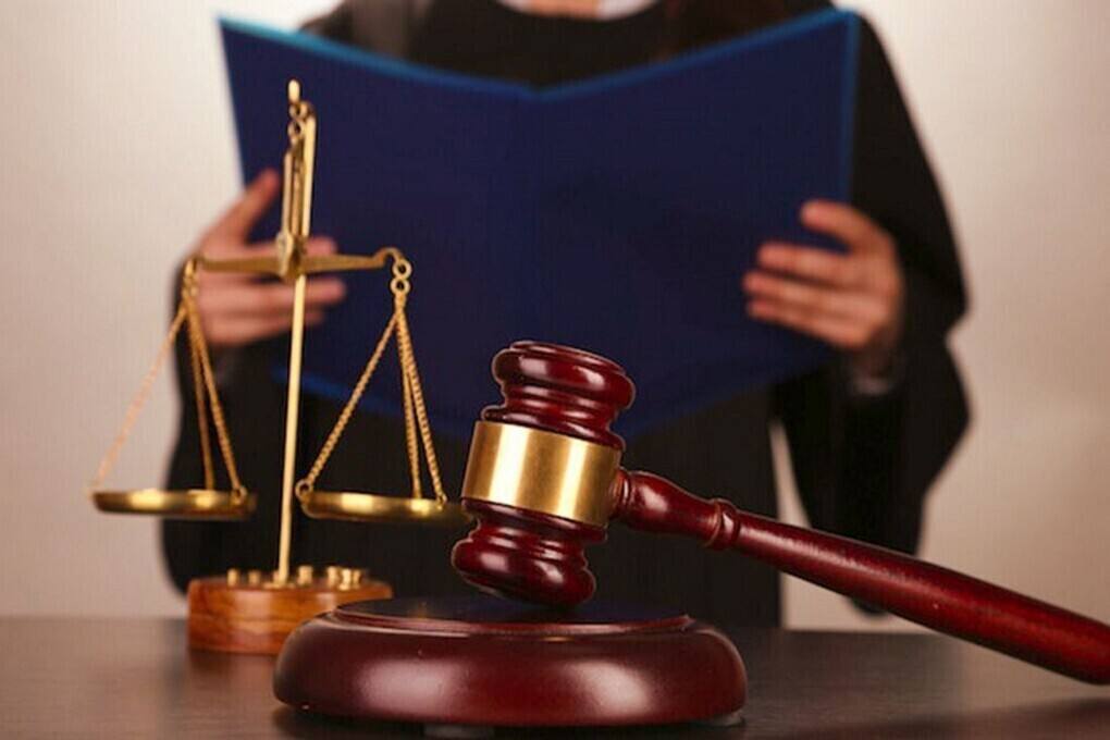 Нижегородский суд аннулировал кредит, который жительница Сормовского района перевела телефонным мошенникам По данным следствия, аферисты убедили женщину оформить займ в 1,57 млн рублей и перевести им полученные деньги. Было возбуждено уголовное дело о мошенничестве. Судебная психиатрическая экспертиза показала, что женщина находилась под влиянием посторонних лиц и не понимала значения своих действий. Суд полностью удовлетворил иск о признании недействительным кредитного договора. Подпишись \ Предложи новость