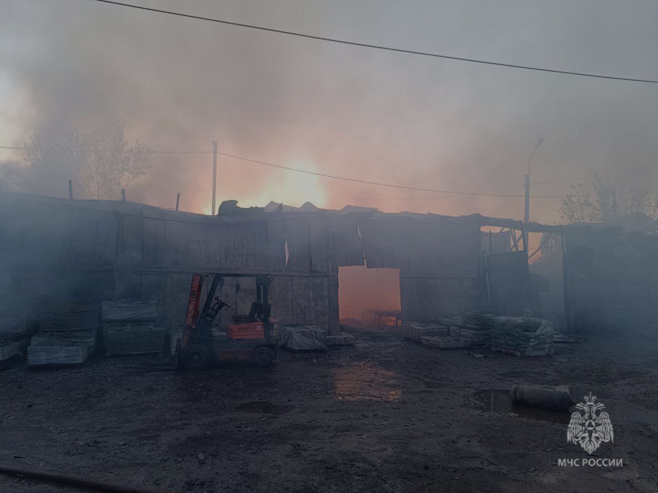 Площадь пожара в здании на Тихорецкой в Казани составила более 1 тыс. квадратов По данным ГУ МЧС России по РТ, огонь вспыхнул в здании ангарного типа и в пристройке. Согласно информации на 20.00, пожар локализован на общей площади 1105 квадратов. В результате никто не пострадал. Подпишитесь: