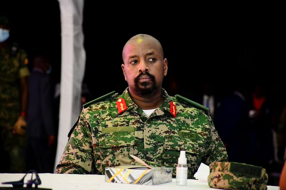 Сын президента Уганды заявил, что держит в своем подвале пропавшего оппозиционера Глава вооруженных сил Уганды Мухузи Кайнеругаба, сын президента страны Йовери Мусевени, держит оппозиционного активиста Эдди Мутве в своем подвале. Об этом Кайнеругаба заявил в соцсети Х, прикрепив к сообщению фотографию мужчины. «Кабоби Боби Вайн, лидер оппозиции Уганды – «АИ» принял мой вызов. Теперь я тренируюсь на его так называемом «военном командире» Эдди Мутве – «АИ» . Используя его как боксерскую грушу», — написал глава армии. Эдди Мутве является телохранителем Боби Вайна. Он пропал без вести 27 апреля после того, как его схватили вооруженные люди недалеко от столицы Кампалы, сообщала партия «Платформа национального единства» NUP . 51-летний Кайнеругаба часто делает провокационные заявления в социальных сетях, в том числе в 2022 году он угрожал вторгнуться в соседнюю Кению, а в январе — обезглавить Вайна. Вайн — популярный музыкант, ставший политиком. Африканская инициатива Подписаться