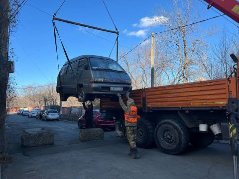 Брошенные автомобили продолжают вывозить с улиц Владивостока  Разукомплектованных брошенных автомобилей становится меньше на улицах Владивостока. Работу по демонтажу устаревших конструкций проводят бригады муниципального предприятия «Содержание городских территорий»,  Подробнее