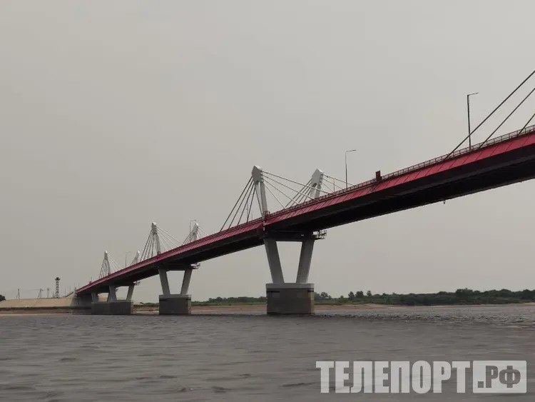 Поездка на автобусе в Хэйхэ и обратно подорожает с ноября Билеты на автобус до Хэйхэ из Благовещенска по автомобильному мосту через Амур подорожают на 1000 рублей Объявление размещенное в кассах российской таможни туристы выложили в Telegram канале Хэйхэ Фотоснимок опубликовал портал Biang ru Как говорится в объявлении в связи с окончанием льготного периода введенного в летнюю навигацию 2025 года возвращаются цены зимней навигации 2024 года С 1 ноября взрослый билет по международному автобусному маршруту через пункт пропуска Каникурган будет стоить 2500 рублей в каждую сторону Цена детского билета в одну сторону составит 1250 рублей Дети до 5 лет провозятся бесплатно Сейчас билет на автобус через МАПП Каникурган стоит 4000 рублей в оба конца Столько же стоит и проезд на теплоходе до речного пункта пропуска Хэйхэ и обратно ТЕЛЕПОРТ РФ здесь все об Амурской области  Мы в МАХ  Написать нам