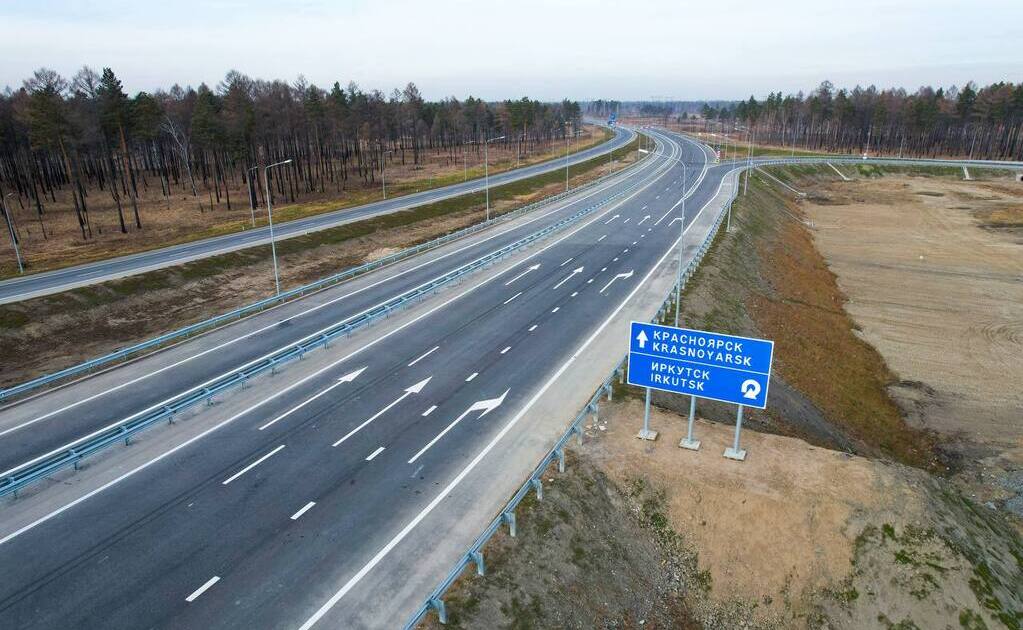 Нам нужно больше отремонтированных дорог! А чего мы орем, собственно?.. Ведь в этом году приведут в порядок десятки километров! 25 км отремонтируют на участке от Усть-Кута до Верхнемарково, 32 км — от Братска до Тулуна. Проведут работы в Нижнеудинске, Тулуне и Шерагуле. В Братске, где проходит А-331 «Вилюй», отремонтируют 20 км. Все это обсудили губернатор Игорь Кобзев и руководитель ФКУ Упрдор «Прибайкалье» Дмитрий Батурин. Организация содержит участки федеральных трасс общей протяженностью около 1,5 тысячи км. — Наиболее долгожданный объект – строительство транспортного обхода в селе Шерагул Тулунского района и путепровода через железную дорогу. В этом году планируется заключить контракт, — отметил Игорь Кобзев. ⌛В работе три крупных проекта: подготовка к реконструкции мостов через реку Якурим в Усть-Кутском районе и Заларинской развязки, а также к строительству обхода Шерагула. «Верблюд в огне»