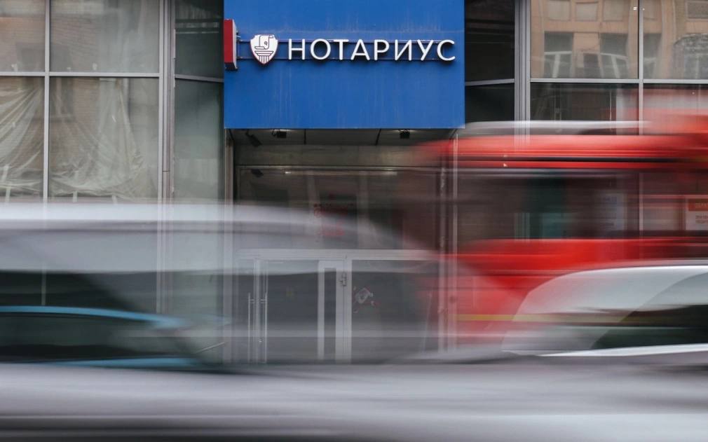 Нотариат разъяснил как изменились тарифы на дарение недвижимости С 2025 года дарение недвижимости обязательно нужно оформлять у нотариуса иначе сделка будет недействительной Но для близких родственников теперь действует 50 скидка на нотариальный тариф Это касается супругов родителей детей внуков бабушек дедушек а также родных и сводных братьев и сестер В Федеральной нотариальной палате рассказали РБК Недвижимости как эти изменения сказались на нотариальной стоимости договоров дарения для близких родственников на примере Москвы Федеральный тариф теперь составляет 0 5 от суммы сделки но не больше 20 тыс руб Для близких родственников максимум 10 тыс руб Дополнительно оплачивается региональный тариф в Москве это 7 тыс руб Пример если квартира стоит 9 или 15 млн руб итоговая стоимость нотариального оформления дарения 17 тыс руб 10 тыс федеральный 7 тыс региональный Если недвижимость стоит 3 5 млн руб оформление обойдется в 15 7 тыс руб Если у человека есть право на несколько льгот например он инвалид и одновременно близкий родственник они суммируются инструкция Фото Андрей Любимов РБК Читать РБК Недвижимость в Telegram