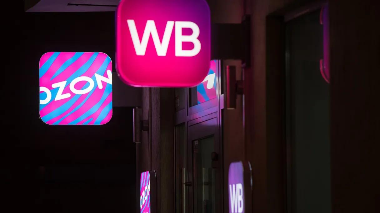 Wildberries впервые за несколько лет опередил Ozon по числу открытых ПВЗ Сети участников рейтинга самых выгодных франшиз в России с мая 2024 по май 2025 года приросли 41 439 новыми точками. Самый большой вклад в этот рост внесли пункты выдачи товаров маркетплейсов, причем впервые за несколько лет Wildberries опередил Ozon по числу открытых ПВЗ. Несколько лет подряд в рейтинге франшиз Forbes лидировал по приросту сети Ozon, а в 2025 году первое место по этому показателю занял Wildberries, у которого прирост с мая прошлого года по май этого составил 17 200 точек. У Ozon сеть стала больше на 15 990 ПВЗ. Сети пунктов крупных маркетплейсов растут в основном за счет прежних партнеров, новичков в этот сегмент стало приходить гораздо меньше, говорит руководитель Franshiza.ru. В 2023 году доля числа партнеров, у которых две точки и более, у Ozon составляла 35%, у Wildberries — 34%, а в прошлом году эти показатели увеличились до 70% и 66% соответственно, согласно данным, которые компании предоставили для рейтинга франшиз Forbes. Подробности на сайте Forbes : Фото Александра Манзюка / ТАСС