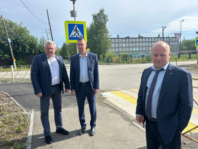 Депутат законодательного собрания Свердловской области Сергей Никонов совместно с главой Красноуральска Дмитрием Кузьминых посетили социальные объекты. Ход работ они проинспектировали в рамках мониторинга народной программы от «Единой России» Одно из ключевых преображений в городе — строительство тротуаров. Пешеходные дорожки ремонтируют в центре Красноуральска на улице Ленина и в районе частного сектора по улице Устинова. Работы ведутся по партийному проекту «Дом — школа — дом». Сергей Никонов и Дмитрий Кузьминых также посетили центральный городской стадион «Молодость», где уже почти завершены работы по благоустройству спортивного пространства как внутри объекта, так и на прилегающей к нему территории. страница депутата Законодательного собрания Свердловской области Сергея Никонова в соцсети «ВКонтакте» Подписаться на «ОГ» Прислать новость Поддержать канал