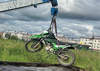 В Благовещенске 17-летний парень на мотоцикле грубо нарушил ПДД и попытался скрыться от сотрудников Госавтоинспекции. Как сообщили МУ МВД России «Благовещенское», сотрудники ГАИ заметили мотоцикл под управлением несовершеннолетнего водителя.     Экипаж проследовал за данным мототранспортным средством и при помощи специальной громкоговорящей установки водителю было выдвинуто требование об остановке. Юный мотоциклист не стал останавливаться, при этом он неоднократно грубо нарушал правила дорожного движения.      В результате мотоцикл, которым управлял подросток, помещен на охраняемую стоянку.     В отношении водителя составлены административные материалы:  — по ч. 2 ст. 12.25 КоАП РФ «Невыполнение законного требования сотрудника полиции», за которое предусмотрено административное наказание в размере от 7 000 до 10 000 рублей.  — по ч. 4 ст. 12.19 КоАП РФ «Нарушение правил остановки или стоянки транспортных средств на проезжей части», за которое предусмотрено административное наказание в размере 2 000 рублей.  — по ч. 2 ст. 12.15 КоАП РФ «Движение по велосипедным или пешеходным дорожкам», за которое предусмотрено административное наказание в размере 2 000 рублей.  — по ч. 1 ст. 12.7 КоАП РФ «Управление транспортным средством водителем, не имеющим права управления транспортным средством», за которое предусмотрено административное наказание в размере от 5 000 до 15 000 рублей.  — по ч. 2 ст. 12.37 КоАП РФ «Неисполнение владельцем транспортного средства установленной федеральным законом обязанности по страхованию своей гражданской ответственности», за которое предусмотрено административное наказание в размере 800 рублей.