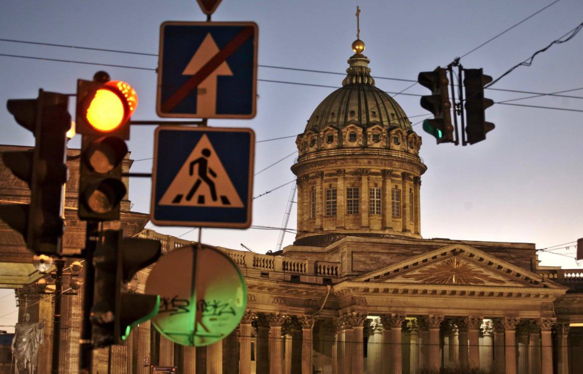 Что не так с новым режимом светофоров в Петербурге В 2025 году в Северной столице продолжилась перенастройка светофоров на перекрёстках при этом фазы между переключениями стали ещё длиннее Эксперты говорят что это повлияло в худшую сторону как на движение пешеходов и водителей так и на работу общественного транспорта Прежде всего на безопасность люди устают ждать зелёный сигнал и нарушают ПДД Например перебегая перекресток по диагонали Подробнее об этом читайте в материале ДП по ссылке Подписаться на ДП в Telegram MAX