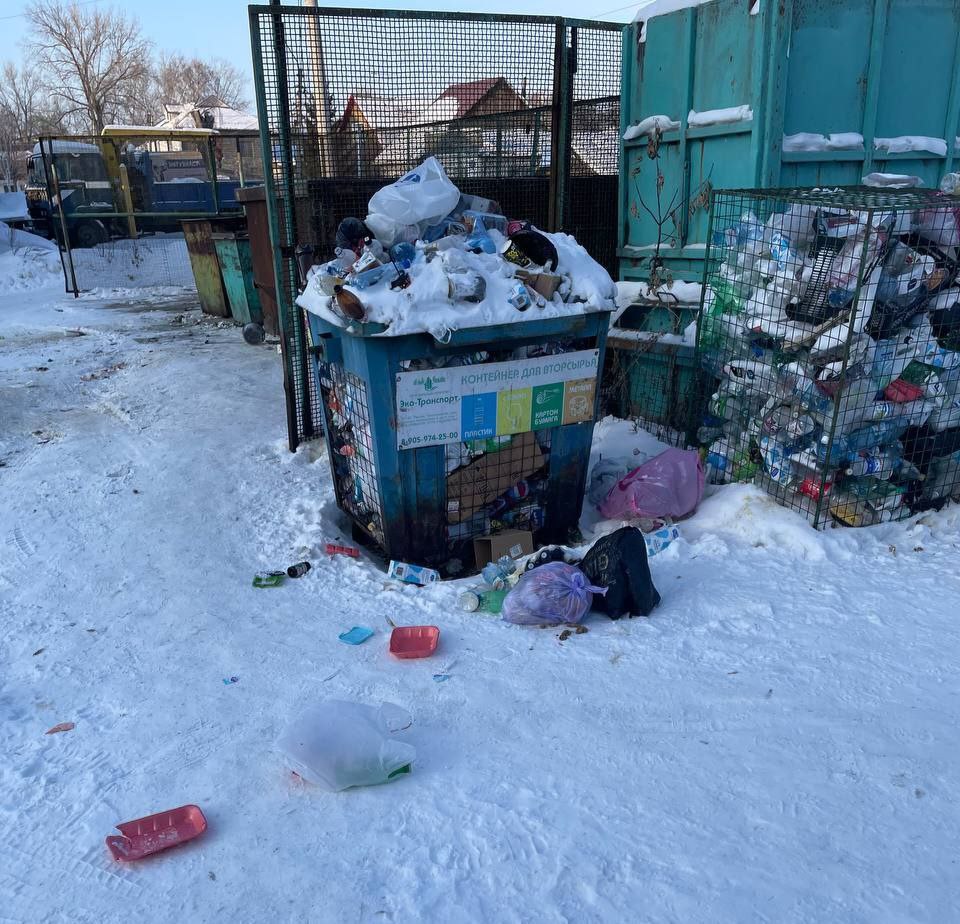 Вывоз мусора на новогодних каникулах в Ачинском округе потребовалось 492 рейса спецтехники За праздничный период на полигон твёрдых коммунальных отходов вывезли более 2 3 тысячи тонн мусора для чего потребовалось 492 рейса спецтехники Эти цифры привёл сегодня на аппаратном совещании директор Центра обеспечения жизнедеятельности Владимир Тюмнев Однако он отметил что сохраняется проблема захламлённости территорий вокруг контейнерных площадок Заместитель главы Ачинского округа Евгений Пенский поручил управляющим организациям срочно привести закреплённые зоны в порядок Кроме того в 4 м микрорайоне несмотря на наличие пяти контейнеров мусор продолжает скапливаться вне контейнерной площадки Для решения проблемы принято решение установить там дополнительную мульду большой контейнер Фото тг чат главы округа Игоря Титенкова