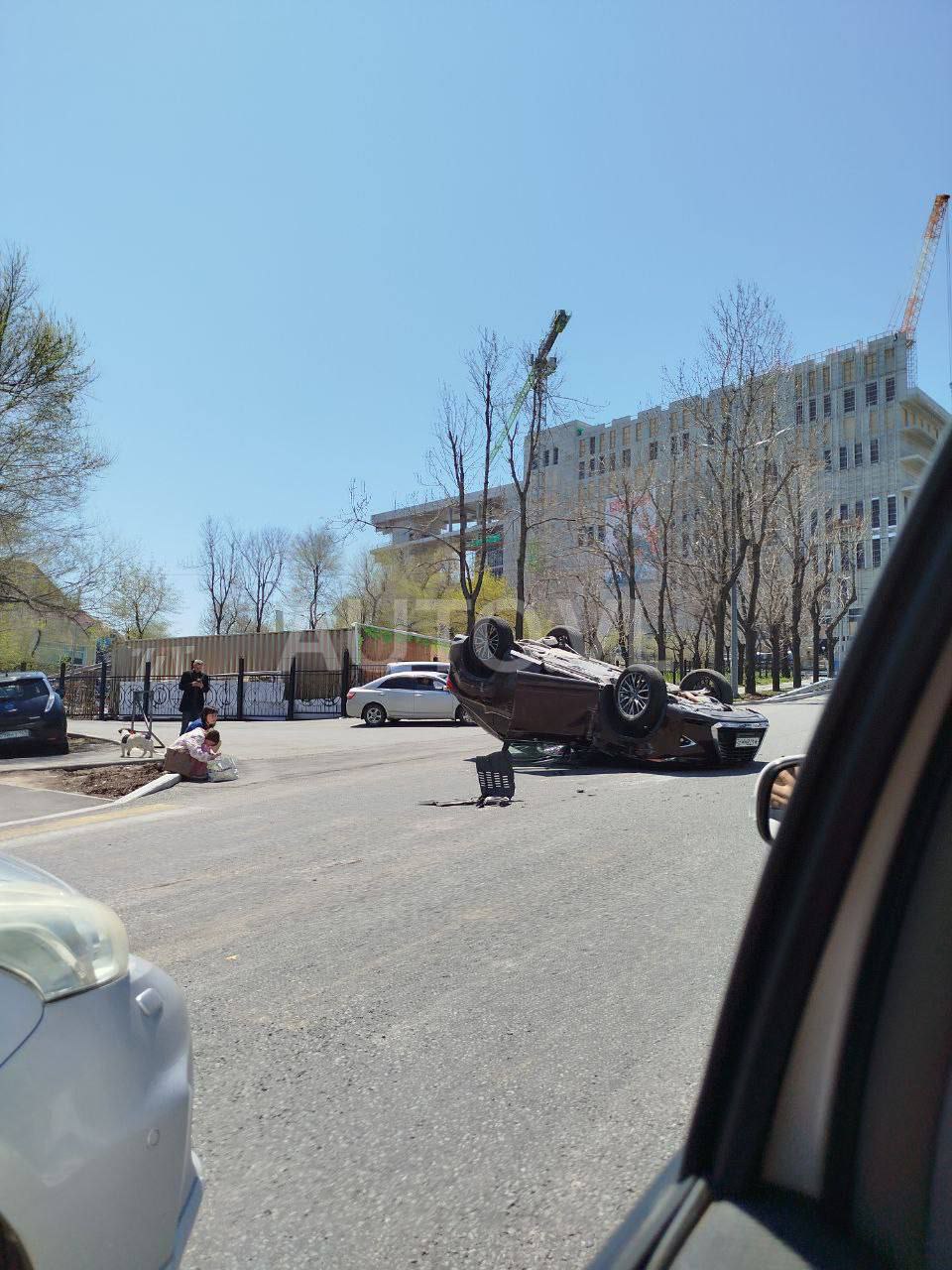 Во Владивостоке на улице Гоголя произошла серьёзная авария — перевернулся автомобиль с ребёнком внутри На месте работают медики и сотрудники экстренных служб. В результате аварии образовалась значительная пробка. . ПОДПИСАТЬСЯ. ДПС ВЛАДИВОСТОКА