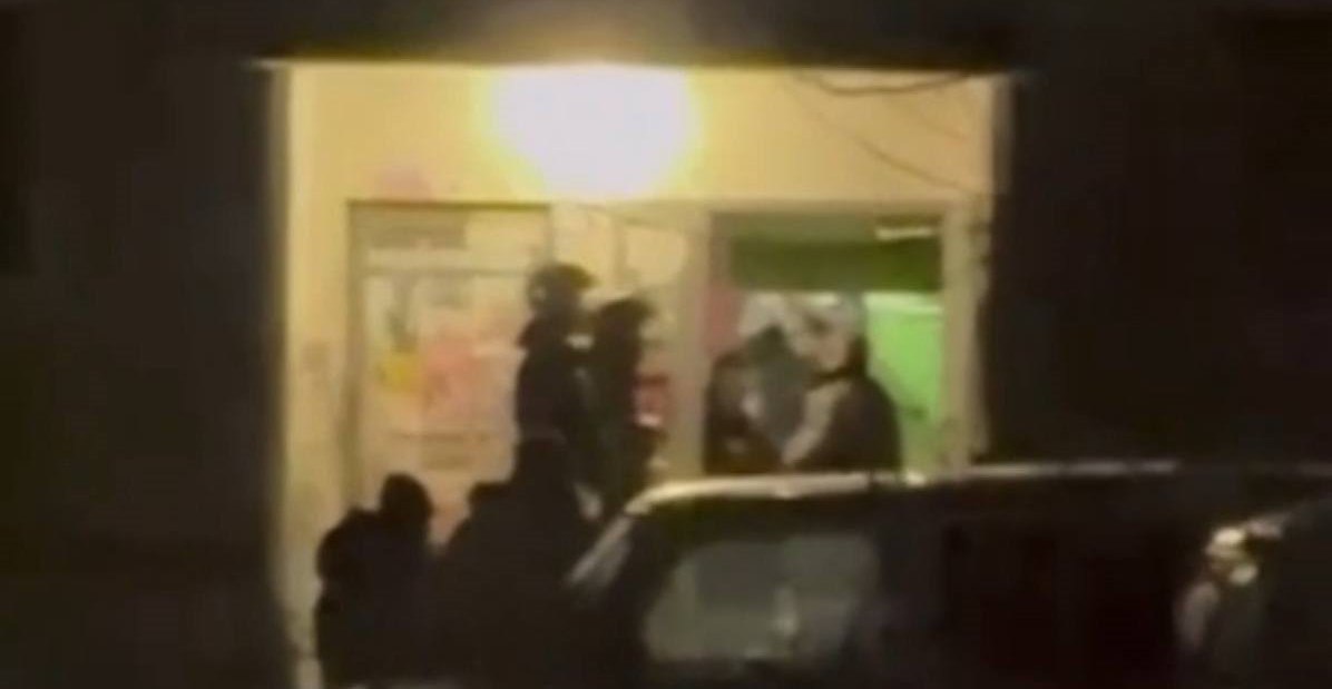 В Первоуральске мужчина взял в заложники женщину и ребёнка Мужчина в состоянии опьянения заперся в квартире на улице Малышева угрожает взрывом гранаты Жильцы эвакуированы к месту стягиваются оперативные силы готовится штурм UPD Задержан 42 летний мужчина угрожавший устроить взрыв в Первоуральске Прямой эфир