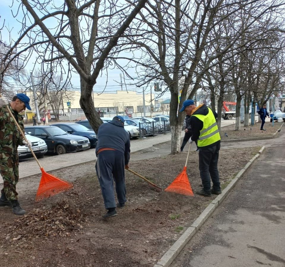 В Курске с приходом весны благоустраивают парки и скверы  Рабочие подрядных организаций в рамках муниципального контракта очищают в общественных пространствах твердое покрытие от мусора и пыли, удаляют сухие и аварийные деревья.   Также специалисты ремонтируют детские и спортивные площадки, приводят в порядок лавочки и урны, убирают листву и вывозят растительные отходы, чтобы куряне и гости города могли с комфортом проводить в парках свободное время.  Фото: администрация города Курска.