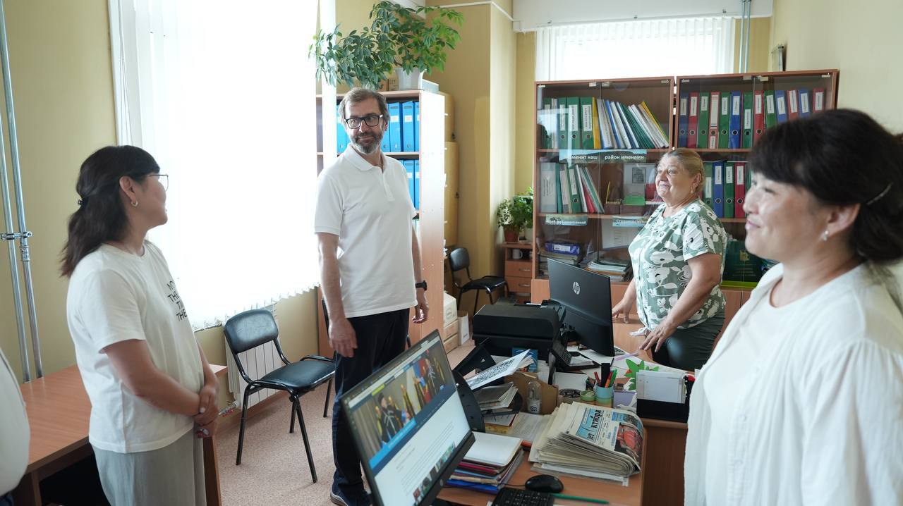 Новонукутскую детскую школу искусств планируется открыть после капремонта в ноябре Председатель Законодательного собрания Александр Ведерников, его первый заместитель Кузьма Алдаров, депутат Сергей Гомбоев посетили объект во время рабочей поездки в Нукутский район. Как пояснил мэр района Александр Платохонов, ремонт ведется в рамках федеральной программы «Комплексное развитие сельских территорий», стоимость работ составляет 60,5 миллиона рублей. Сейчас на объекте выполнены электромонтажные работы, заменена кровля, ремонтируется крыльцо, идет внутренняя отделка. - Капитальный ремонт ведется по поручению губернатора Игоря Кобзева. Развитию сельских территорий глава региона уделяет особое внимание, ведь здесь живет пятая часть населения Прибайкалья. Депутатский корпус его в этом поддерживает. Поэтому строительство таких объектов держим на контроле, - отметил Александр Ведерников. irzs.ru