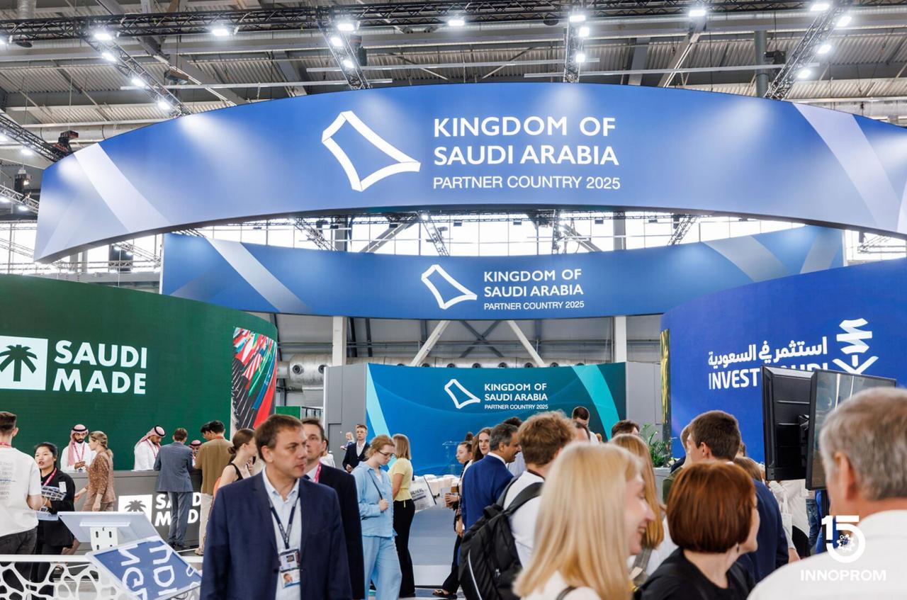 8 февраля в Эр Рияде на площадке The Arena стартует ИННОПРОМ Саудовская Аравия Со стороны Саудовской Аравии в мероприятии примут участие ряд промышленных компаний а также органы власти и агентства по инвестициям и промышленности Министерство инвестиций Министерство промышленности и минеральных ресурсов Invest Saudi Saudi Made MODON и другие Российскую часть представят порядка 140 компаний Среди крупнейших участников Росатом Роскосмос ЦРПТ Нацпроектстрой Ростех Транснефть Callisto Vision Катюша Принт Арнест ЮниРусь Генериум Российский экспортный центр организует коллективную экспозицию под брендом Сделано в России Свои разработки продемонстрирует и ряд российских регионов Москва Санкт Петербург Краснодарский край Челябинская область Самарская область Оренбургская область Белгородская область Ростовская область Республика Татарстан Главная пленарная сессия Инвестиции в будущее инновации и промышленная кооперация пройдет 9 февраля Участие в ней примут Министр инвестиций КСА Халид бин Абдулазиз Аль Фахих Министр промышленности и минеральных ресурсов Королевства Бандар бин Ибрахим Аль Хурейф Министр промышленности и торговли РФ Антон Алиханов и т д