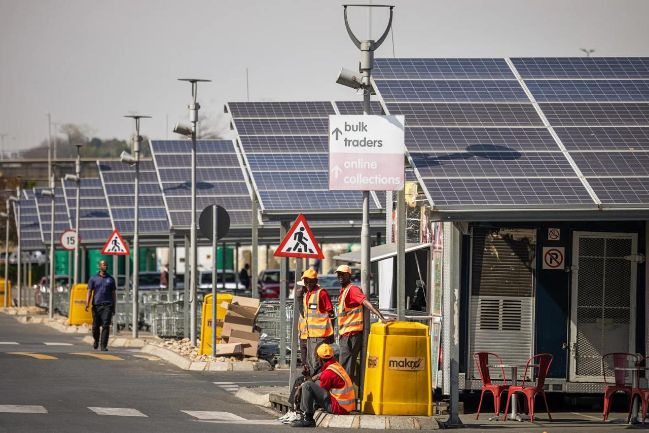 Африка в 2025 году ввела рекордные 4 5 ГВт солнечных мощностей Это на 54 больше чем годом ранее и самый быстрый рост за всю историю наблюдений Лидером стала Южная Африка с 1 6 ГВт далее идут Нигерия с 803 МВт и Египет с 500 МВт По оценкам отрасли к 2029 году суммарная установленная мощность солнечной энергетики на континенте может превысить 33 ГВт При этом около 82 финансирования по прежнему обеспечивают государственные и институциональные источники что смещает фокус в сторону крупных проектов