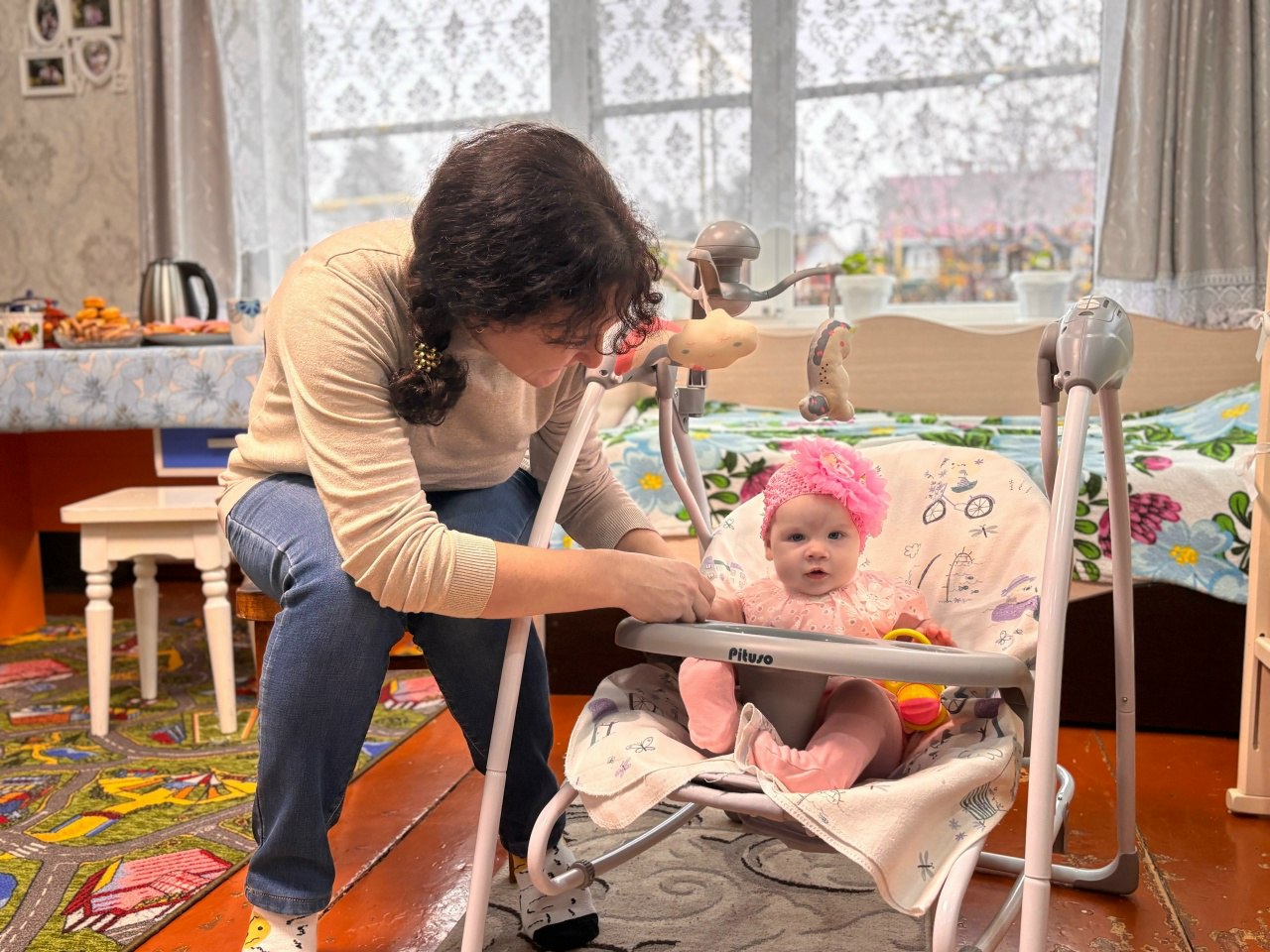 В области с начала года социальным сервисом по прокату предметов первой необходимости для новорожденных воспользовались 530 многодетных семей услугой социальная няня около 400 Эти услуги предоставляются в регионе с 2025 года по национальному проекту Семья Мероприятия также реализуются по пилотному проекту по стимулированию рождаемости Услуга социальная няня предоставляется многодетным и студенческим семьям с детьми до трех лет Взять бесплатно напрокат предметы для новорожденных могут студенческие и молодые семьи многодетные и малоимущие семьи с ребёнком до 1 5 лет одинокие матери или отцы а также семьи находящиеся в трудной жизненной ситуации Предметы первой необходимости для новорожденных предоставляются на основании договора на срок не более 6 месяцев с возможностью его продления Чтобы воспользоваться социальными сервисами нацпроекта Семья нужно обратится в Центр соцуслуг по месту жительства Предоставленными возможностями воспользовалась семья Куксовых из Жердевки