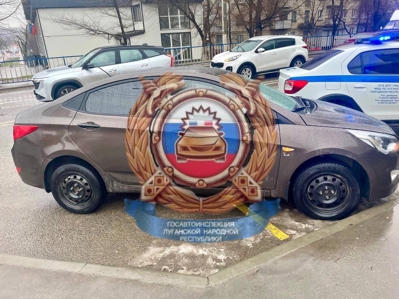 В Луганске сотрудники полиции разбираются в обстоятельствах дорожно транспортного происшествия в котором телесные повреждения получил несовершеннолетний пешеход 31 января 2026 года примерно в 11 25 на ул 2 я Краснознаменная г Луганска водитель легкового автомобиля совершил наезд на несовершеннолетнего пешехода  Установлено что 67 летний мужчина управляя автомобилем Hyundai Solaris совершил наезд на 14 летнего пешехода который переходил проезжую часть по нерегулируемому пешеходному переходу светофор находился в нерабочем состоянии В результате ДТП несовершеннолетний пешеход был госпитализирован в медицинское учреждение  Сотрудники полиции проводят дальнейшую проверку по факту ДТП Госавтоинспекция призывает всех луганчан быть внимательными и осторожными на дорогах неукоснительно соблюдать требования ПДД а также помнить что безопасность на дороге общая ответственность Центр ДиТН ПБДД ГИБДД ДТП Луганск gibdd mvd lnr