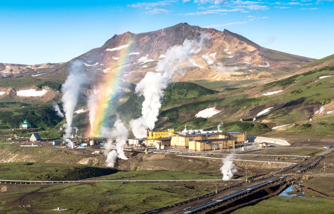 На Камчатке переименовали строящийся геотермальный объект Бывшую Мутновскую ГеоЭС 1 отныне будут звать Скалистая ГеоЭС Компания Камчатскэнерго входящая в группу РусГидро подписала новое соглашение на проектирование с Ленгидропроектом Работы оценены в 462 24 млн рублей а завершить проектно изыскательские документы намерены к сентябрю 2026 года Скалистая ГеоЭС не просто ребрендинг Объект будет бинарным блоком с проектной мощностью 16 5 МВт и он дополнит уже действующие станции на полуострове Мутновскую 50 МВт Верхне Мутновскую 12 МВт и Паужетскую 12 МВт Тем временем на Камчатке готовится масштабное расширение геотермального парка Совместно с Зарубежнефтью и правительством края компания РусГидро планирует строительство новой Мутновской ГеоЭС 2 мощностью 66 5 МВт Реализация проектов Скалистая и ГеоЭС 2 позволит региону получить значительный энергетический запас уменьшить зависимость от топлива и СПГ а жители полуострова смогут рассчитывать на стабильную электроэнергию