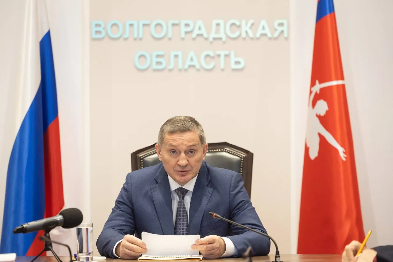 Бочаров поручил усилить безопасность и подготовить регион к майским праздникам Губернатор Волгоградской области Андрей Бочаров провел совещание Обсуждали подготовку к майским праздникам Речь шла о безопасности памятных событиях и уборке территорий До длинных выходных осталось чуть больше двух недель Мероприятия к Празднику Весны и Труда и Дню Победы готовят во всех районах В работе участвуют ветераны молодежь и общественные организации Губернатор поручил завершить подготовку в срок Отдельно отметил вопросы безопасности Также нужно заранее привести в порядок общественные места Мы в MAX