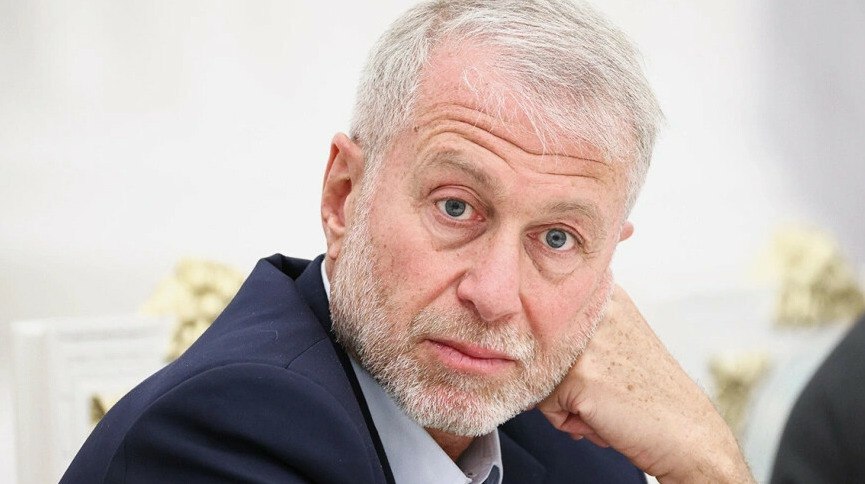 В Deutsche Bank прошли обыски по делу о связях с компаниями Абрамовича Немецкая полиция провела обыски в офисах Deutsche Bank по подозрению в отмывании денег Банк мог помогать компаниям связанным с Романом Абрамовичем легализовать доходы передает ArbatMedia Сотрудники Федерального ведомства уголовной полиции провели операцию в офисах Deutsche Bank во Франкфурте на Майне и Берлине Об этом сообщает журнал Spiegel Прокуратура ведет расследование в отношении банка Следователи полагают что финансовая организация взаимодействовала с компаниями российского олигарха и могла участвовать в легализации средств Представитель Романа Абрамовича прокомментировал ситуацию Нашему доверителю не известно о каких либо расследованиях немецких ведомств по этому делу В Deutsche Bank факт проведения обысков подтвердили Представители банка заявили о готовности взаимодействовать со следственными органами Прислать новость