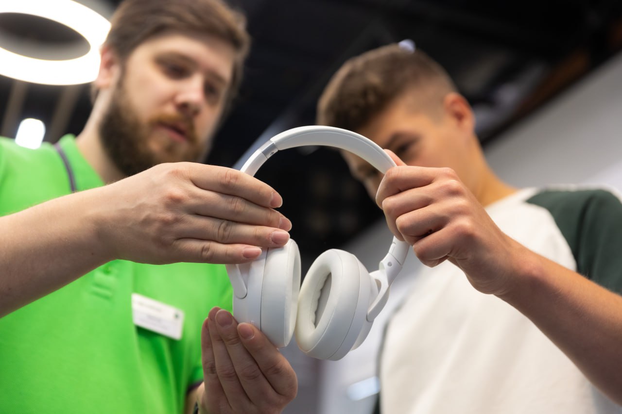 В Свердловскую область вернулась мода на большие наушники После долгого господства компактных наушников капель уральцы снова обратили внимание на полноразмерные модели За три квартала текущего года в объединённой розничной сети МегаФон и Yota свердловчане стали приобретать их в 2 8 раза чаще по сравнению с аналогичным периодом 2024 го Свердловская область вошла в топ 5 регионов России по объёму продаж этого вида аксессуаров Возросшую популярность объёмных аудиогаджетов эксперты связывают с модой на 90 е и лучшей системой шумоподавления Согласно исследованию оператора помимо Свердловской области наиболее активные покупатели полноразмерных моделей наушников проживают в Москве и Московской области Санкт Петербурге и Ленинградской области Башкирии и Краснодарском крае