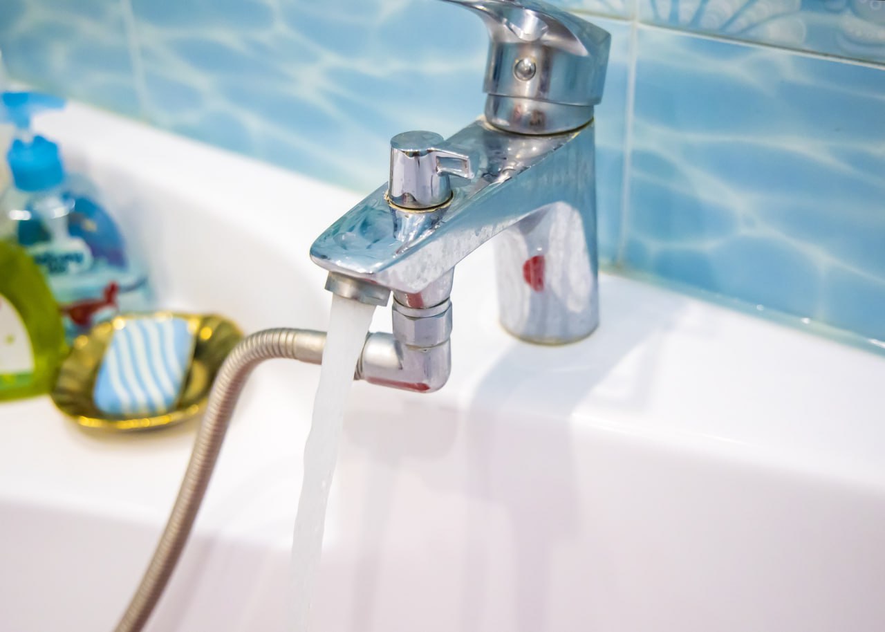 Часть района Челябинска осталась без воды 19 января Жителям свыше 60 домов в Металлургическом районе отключили воду с утра 19 января Причиной этому стал ремонт водовода Ресурс появится только после 21 часов поэтому челябинцам рекомендуют сделать запас воды Под отключение попали дома 2 3 4 5 6 8 10 11 13 на Обухова 72 74 76 76а 78 78а 80 80а 82 82а 84 84а на Шоссе Металлургов а также 27 27а 29 29а 31 35 35к32 35к32А 35а 35б 35б 1 35б 3 39 39 1 42 44 46 46А 48 на Байкальской Вместе с этим не будет воды на Коркинской в домах 3 5 9 10 10 1 11 12 13 14 на Мира 67а 96а 100а 102 и Дружбы 2к 4 2к 5 4 4а 19 21 23 27 По всем вопросам обращайтесь в контактный центр МУП ПОВВ по телефону 214 00 14 уточнили в МУП ПОВВ Подписаться на vecherchel   Поддержать Читать в Мах