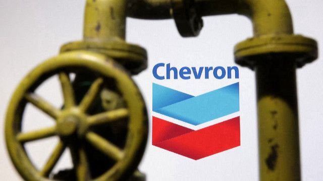 Chevron расширяет добычу на месторождении Тенгиз в Казахстане: инвестиции составят $48 млрд    Компания Chevron  CVX.N  объявила о начале добычи на крупнейшем нефтяном месторождении Тенгиз в Казахстане. Проект стоимостью $48 млрд позволит увеличить объемы добычи, что эквивалентно 1% мировых поставок нефти.    Тенгизское месторождение играет ключевую роль в нефтяной промышленности Казахстана и на протяжении десятилетий остается одним из главных источников дохода для Chevron. Однако экспорт нефти с этого месторождения зависит от трубопровода, проходящего через Россию в Черное море, что фактически ставит его под контроль Москвы.      Кроме того, поставки могут оказаться под влиянием соглашений Казахстана с ОПЕК и другими крупными производителями нефти о сокращении мирового объема добычи.