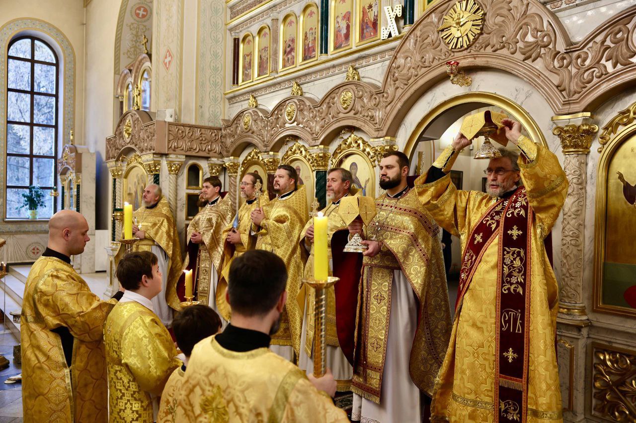 Соборное служение духовенства Химкинского благочиния 26 октября 2025 года в Неделю 20 ю по Пятидесятнице память святых отцов VII Вселенского Собора и Иверской иконы Божией Матери в Богоявленском храме в Химках была совершена Божественная литургия Богослужение возглавил благочинный Химкинского церковного округа настоятель Никольского храма г Химки иерей Димитрий Оселедец Ему сослужили благочинный Лобненского церковного округа помощник настоятеля Богоявленского храма г