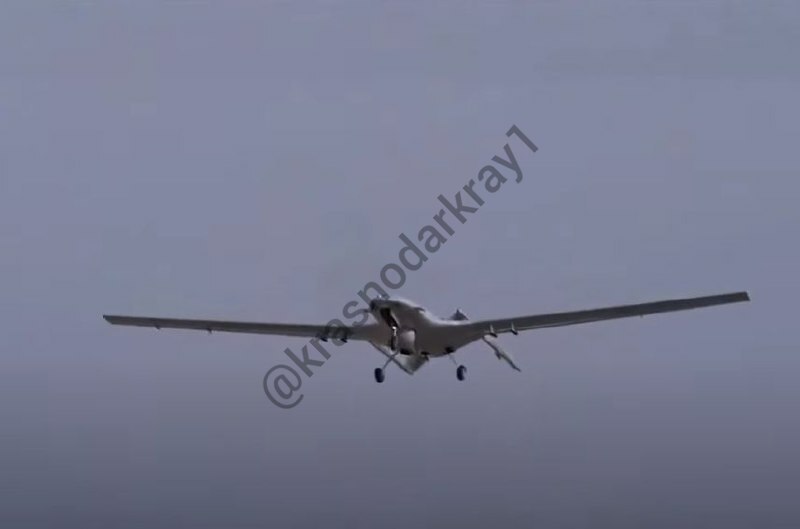 В Краснодаре упали обломки беспилотника В Краснодаре фрагменты беспилотников обнаружены возле одного из многоквартирных домов в центральной части города В ЕДДС краевого центра поступили сообщения о падении обломков БПЛА рядом с одним из домов в Центральном внутригородском округе В результате повреждения получили несколько окон в трех зданиях двух многоквартирных домах и офисном центре На месте работают специальные и экстренные службы Пострадавших нет Проводится детальное обследование территории и установление ущерба Перейти в наш канал МАХ Подпишись поделись krasnodarkray1 Прислать видео новость