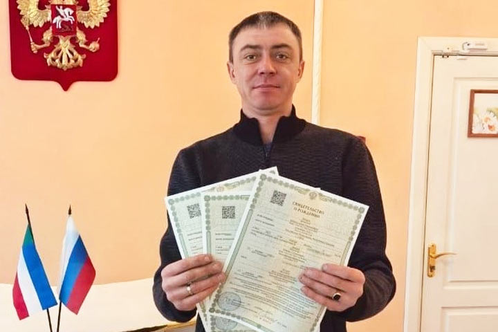 ПЕРВАЯ ТРОЙНЯ РОДИЛАСЬ В ХАКАСИИ Сразу три и все девочки В отделе департамента ЗАГС по Усть Абаканскому району и городу Сорску зарегистрировали рождение тройни первой в Хакасии с начала этого года Малышки появились на свет 6 ноября в семье Романа и Яны Лещук Родители назвали дочек Элиной Мирославой и Златой У малышек есть старший брат Александр Стоит пожелать родителям сил терпения и вдохновения Фото Минюст РХ ЗАГС