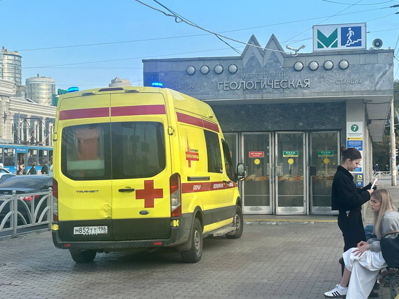 В екатеринбургском метро остановили движение поездов На станции Геологическая на рельсы упала девушка пишет Е1 К ней уже приехала скорая Фельдшеры проводили девушку в машину скорее всего серьезных травм она не получила передает читатель It s My City Обновлено в 08 56 Девушка упала на рельсы случайно сообщает источник Е1 На станцию уже пускают пассажиров но движение поездов пока не восстановили Обновлено в 09 11 Движение поездов восстановлено читатель It s My City