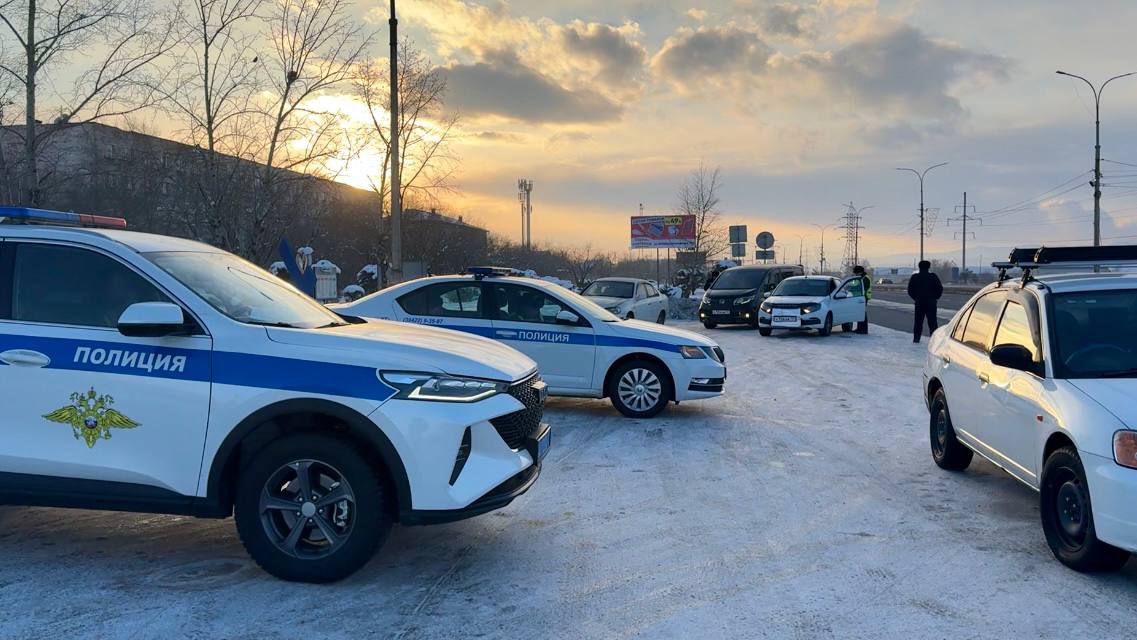 Дорожная ситуация в Туве за 31 декабря 2025 года Всего за сутки пресечено 167 нарушений ПДД   задержано 8 водителей в состоянии опьянения     выявлено 20 лиц не имеющих и лишенных права управления транспортом     В ОВД доставлено 6 лиц На специализированные стоянки помещено 24 транспортных средства В с Самагалтай инспекторами ДПС ОДПС Госавтоинспекции Межмуниципального отдела МВД России Тандинский выявлен факт использования поддельного водительского удостоверения За минувшие сутки на дорогах республики зарегистрировано 6 ДТП 1 учетное ранен 1 человек погибших нет 1   В Барун Хемчикском районе в 20 24 ч в с Кызыл Мажалык совершен наезд на всадника В результате ДТП в медучреждение обратился 27 летний местный житель у которого диагностирован закрытый перелом отростка локтевой кости Проводятся разыскные мероприятия по установлению скрывшегося водителя             Во избежание происшествий пресекайте бесправное и нетрезвое вождение Берегите себя и своих близких Управление Госавтоинспекции МВД по Республике Тыва