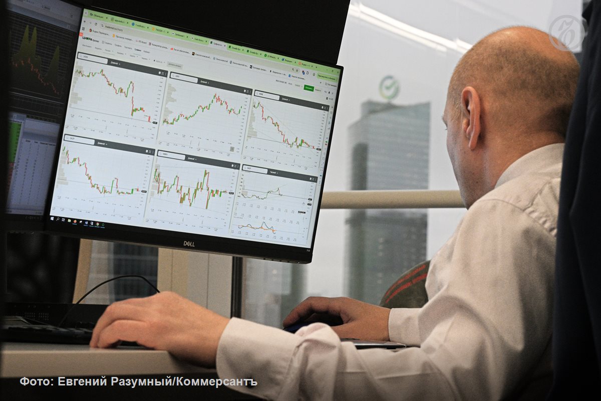 Ближе к окончанию 2025 года инвесторы вновь проявили повышенный интерес к рынку коллективных инвестиций По итогам ноября розничные ПИФы привлекли более 151 млрд руб это вдвое больше чем в октябре и на 65 больше показателя ноября 2024 года Второй месяц подряд основной приток средств идет в фонды денежного рынка Хотя в ноябре восстановился спрос и на фонды облигаций участники рынка ожидают что к концу года инвесторы будут размещать средств в ПИФах денежного рынка приносящих доход на уровне ключевой ставки Ъузнал