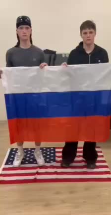Фотосессия с флагом США у здания ФСБ в Санкт-Петербурге завершилась видеосъемкой с флагом России